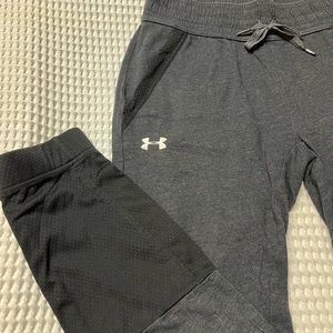 Under Armour Women’s Grey Athletic Pants size LG